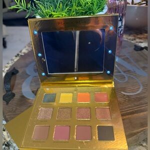 Brand new Mamma Mia eyeshadow with lighted mirror